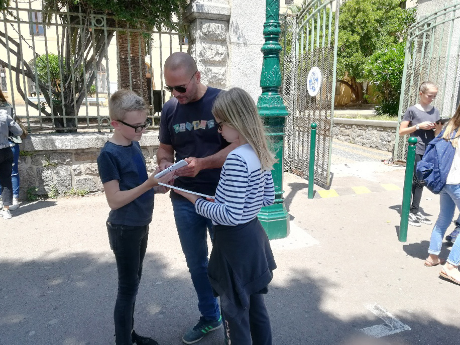 un agent de la CAPA guide les élèves