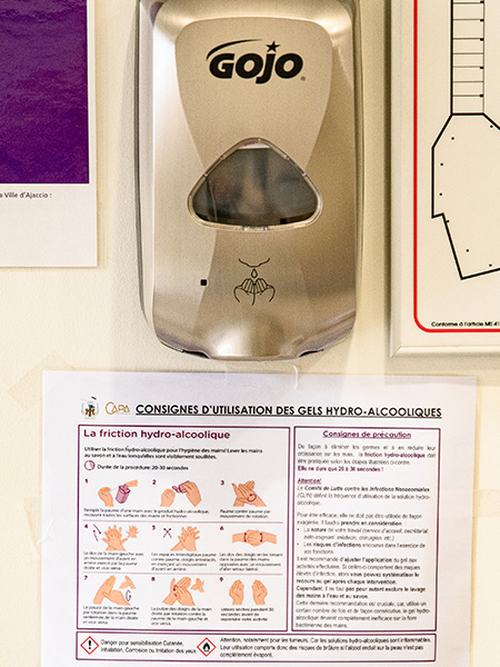 distributeur et consignes d'utilisation du gel hydroalcoolique